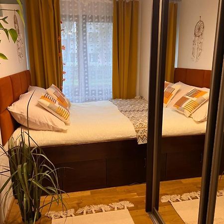 Yellow Apartment Airport Galeria Mokotow Netflix Varsavia Esterno foto