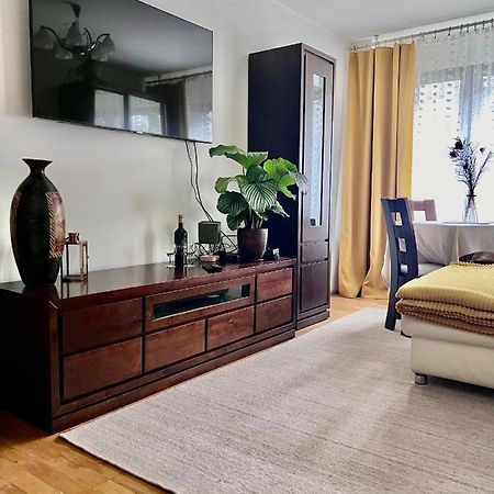 Yellow Apartment Airport Galeria Mokotow Netflix Varsavia Esterno foto