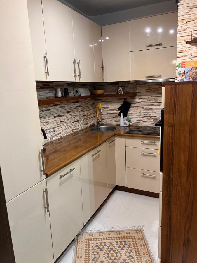 Yellow Apartment Airport Galeria Mokotow Netflix Varsavia Esterno foto