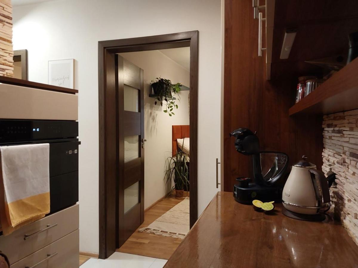 Yellow Apartment Airport Galeria Mokotow Netflix Varsavia Esterno foto