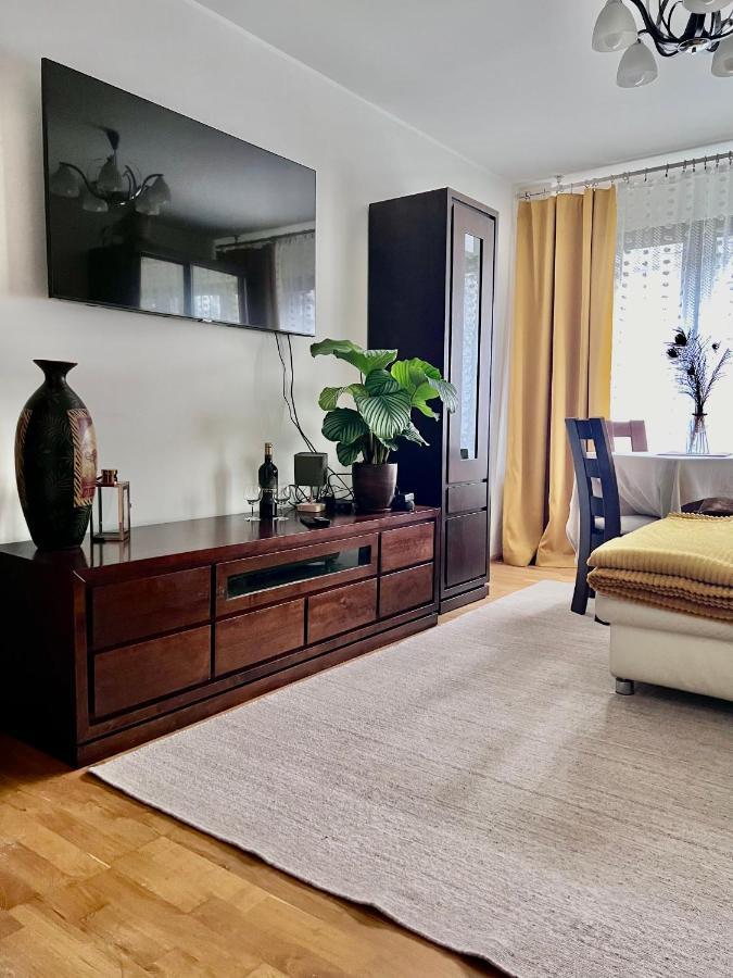 Yellow Apartment Airport Galeria Mokotow Netflix Varsavia Esterno foto