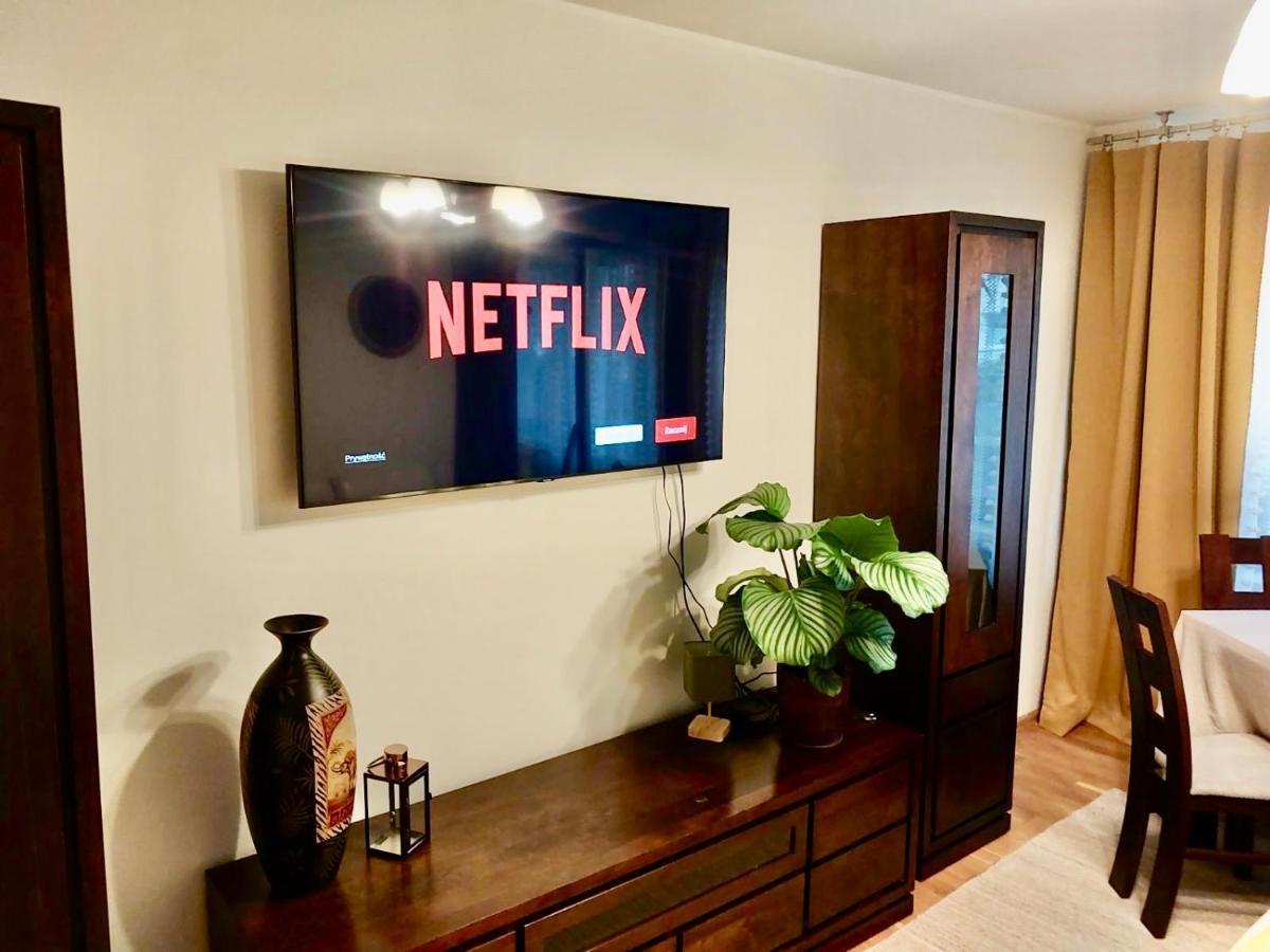 Yellow Apartment Airport Galeria Mokotow Netflix Varsavia Esterno foto