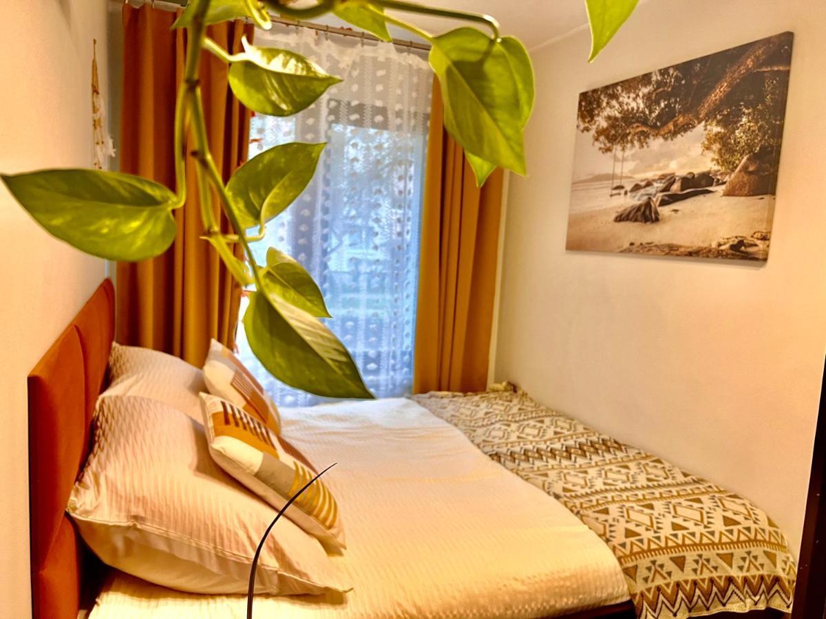 Yellow Apartment Airport Galeria Mokotow Netflix Varsavia Esterno foto
